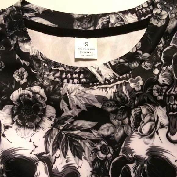 NWOT Skull Shirt Size Small - Picture 7 of 8